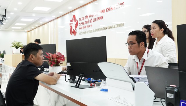 TP.HCM y&ecirc;u cầu c&aacute;n bộ, c&ocirc;ng chức 'l&agrave;m việc đến nơi đến chốn'- Ảnh 1.