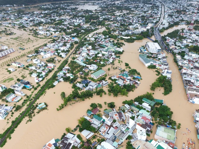 Kh&aacute;nh H&ograve;a: Kh&ocirc;ng đăng k&yacute; cư tr&uacute; vẫn được nhận hỗ trợ sau lũ - Ảnh 1.