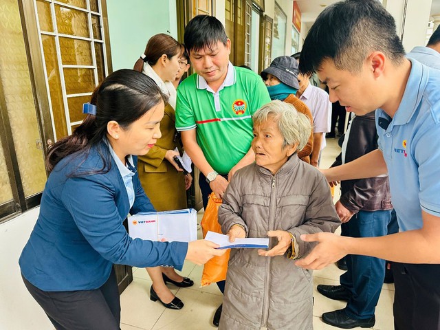 Vietbank hướng về miền Trung yêu thương, trao 3.600 suất quà cho đồng bào vùng lũ- Ảnh 2. Vietbank hướng về miền Trung yêu thương, trao 3.600 suất quà cho đồng bào vùng lũ - Ảnh 2.