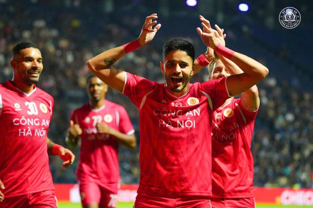Đo&agrave;n Văn Hậu đ&aacute; ch&iacute;nh, CLB CAHN bị chia điểm đầy cay đắng v&igrave; d&iacute;nh phạt đền ph&uacute;t nhạy cảm- Ảnh 2.
