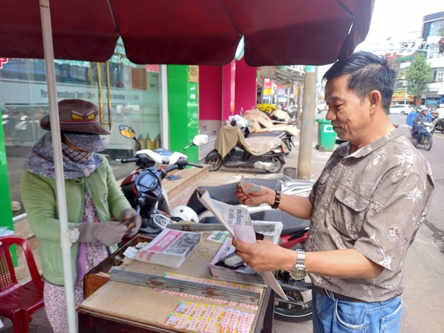 Thanh Niên và tôi: Tình yêu dành cho báo giấy tại sạp báo nhỏ ở Quảng Ngãi - Ảnh 1.