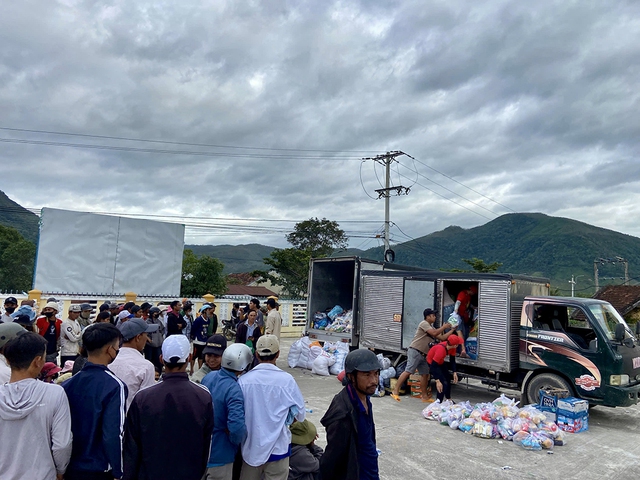 Những chuyến xe xuyên đêm hướng về miền Trung- Ảnh 3.