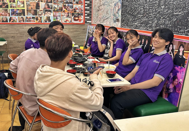 Qu&aacute;n ăn TP.HCM 'chỉ giữ xe kh&ocirc;ng giữ n&oacute;n bảo hiểm', liệu c&oacute; n&ecirc;n? - Ảnh 2.