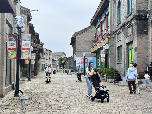 Trung Quốc lần đầu áp thuế với bao cao su sau hơn 30 năm - Ảnh 1.