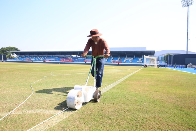 C&oacute; g&igrave; lạ ở nơi đội tuyển nữ Việt Nam đại chiến Philippines, Myanmar: S&acirc;n vẫn chưa sửa xong- Ảnh 2.