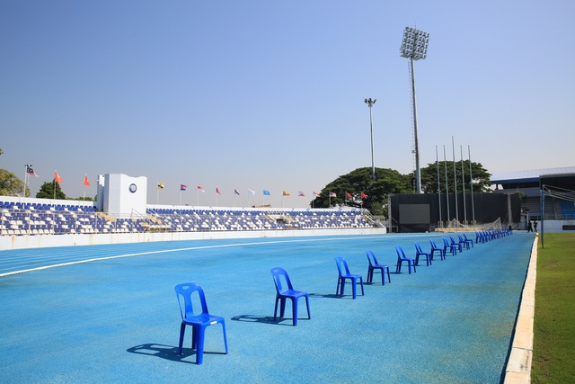 C&oacute; g&igrave; lạ ở nơi đội tuyển nữ Việt Nam đại chiến Philippines, Myanmar: S&acirc;n vẫn chưa sửa xong- Ảnh 4.