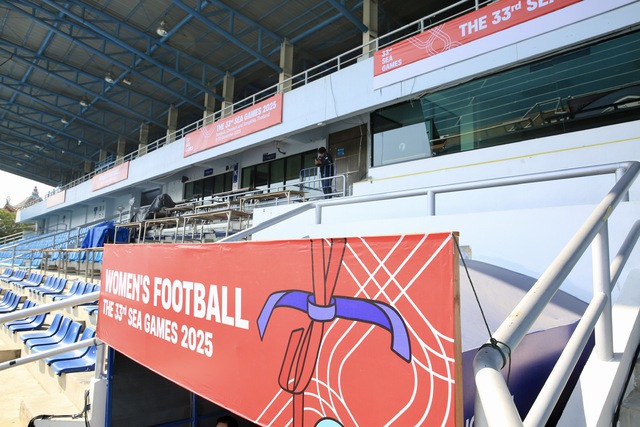 C&oacute; g&igrave; lạ ở nơi đội tuyển nữ Việt Nam đại chiến Philippines, Myanmar: S&acirc;n vẫn chưa sửa xong- Ảnh 9.