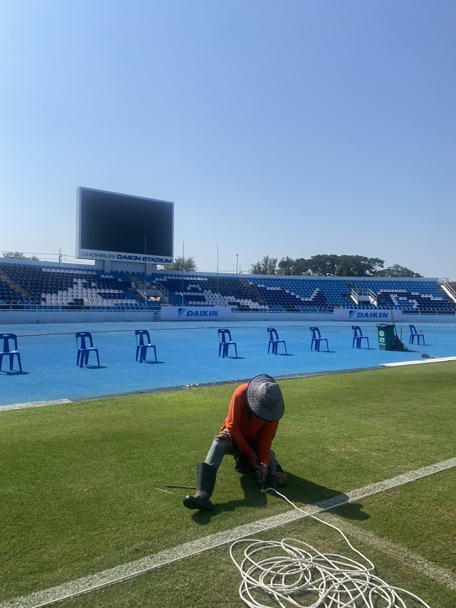 C&oacute; g&igrave; lạ ở nơi đội tuyển nữ Việt Nam đại chiến Philippines, Myanmar: S&acirc;n vẫn chưa sửa xong- Ảnh 3.