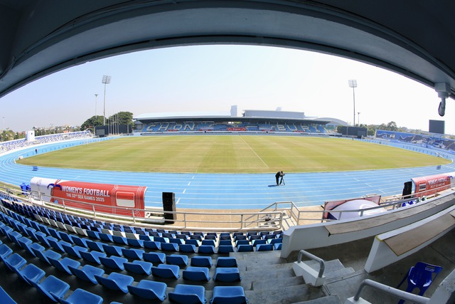 C&oacute; g&igrave; lạ ở nơi đội tuyển nữ Việt Nam đại chiến Philippines, Myanmar: S&acirc;n vẫn chưa sửa xong- Ảnh 7.