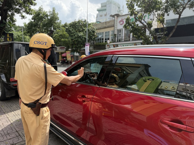 Vì sao dừng đón, trả khách trước trung tâm thương mại vẫn bị CSGT TP.HCM phạt? - Ảnh 2.