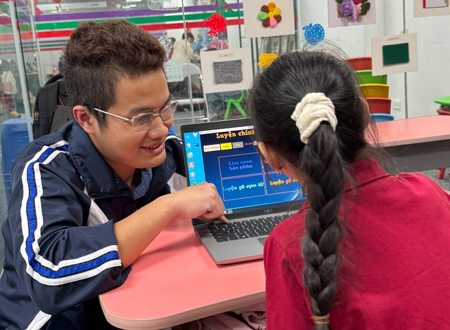 Chàng trai mù đoạt giải nhất hội thi tin học quốc gia - Ảnh 1.