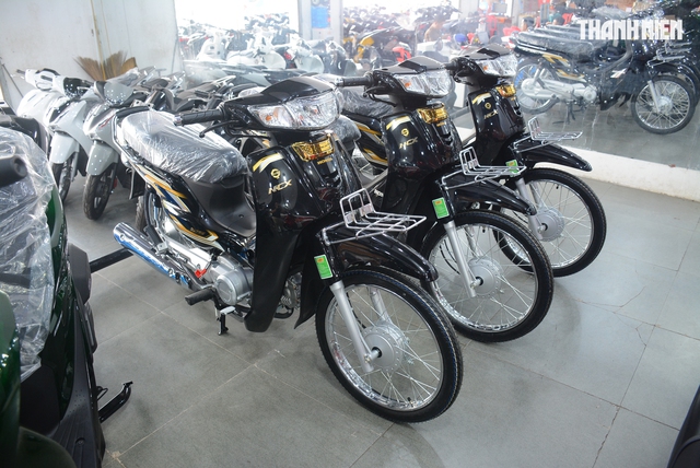 Trong vòng khoảng 1 tháng trở lại đây, đã có gần 10 mẫu mã, phiên bản xe máy, xe tay ga dùng động cơ xăng được tung ra thị trường. Ảnh: B.H