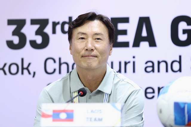 HLV U.23 Lào vẫn cực tươi dù thua U.23 Việt Nam, ý nhị nói về bàn thắng của Đình Bắc- Ảnh 2. HLV U.23 Lào vẫn cực tươi dù thua U.23 Việt Nam, ý nhị nói về bàn thắng của Đình Bắc- Ảnh 2.