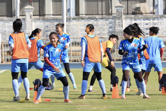 Xuất hiện th&ecirc;m k&ecirc;nh ph&aacute;t đội tuyển nữ Việt Nam đấu Malaysia: Tập dưới nắng gắt, chạy vẫn cực sung- Ảnh 7.