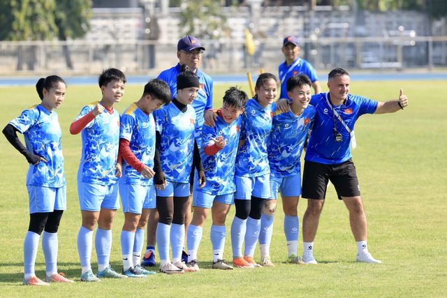 Xuất hiện th&ecirc;m k&ecirc;nh ph&aacute;t đội tuyển nữ Việt Nam đấu Malaysia: Tập dưới nắng gắt, chạy vẫn cực sung- Ảnh 11.