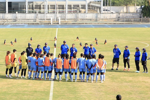 Xuất hiện th&ecirc;m k&ecirc;nh ph&aacute;t đội tuyển nữ Việt Nam đấu Malaysia: Tập dưới nắng gắt, chạy vẫn cực sung- Ảnh 5.