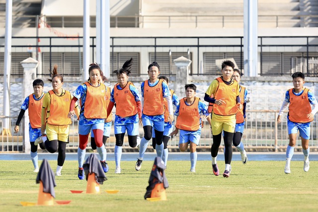 Xuất hiện th&ecirc;m k&ecirc;nh ph&aacute;t đội tuyển nữ Việt Nam đấu Malaysia: Tập dưới nắng gắt, chạy vẫn cực sung- Ảnh 3.