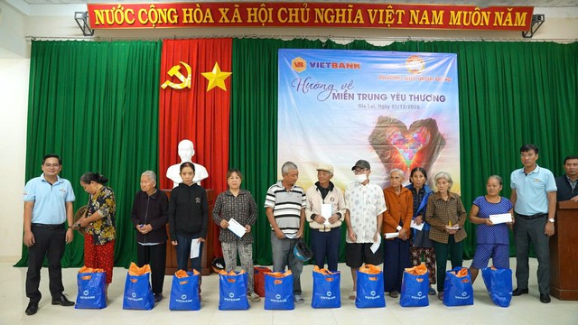 Vietbank hướng về miền Trung yêu thương, trao 3.600 suất quà cho đồng bào vùng lũ - Ảnh 3.