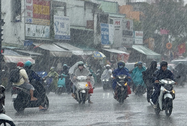 TP.HCM có mưa lớn chiều nay, sấm chớp đùng đoàng: Vì sao? - Ảnh 1.