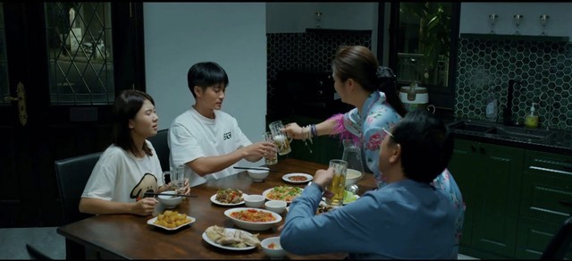 

Gia đình của bà Ánh (NSƯT Kiều Anh) và ông Phi  