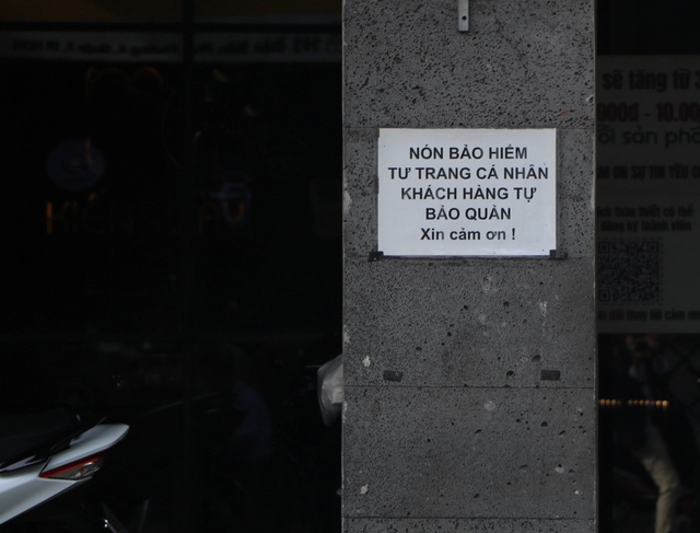 Qu&aacute;n ăn TP.HCM 'chỉ giữ xe kh&ocirc;ng giữ n&oacute;n bảo hiểm', liệu c&oacute; n&ecirc;n? - Ảnh 1.