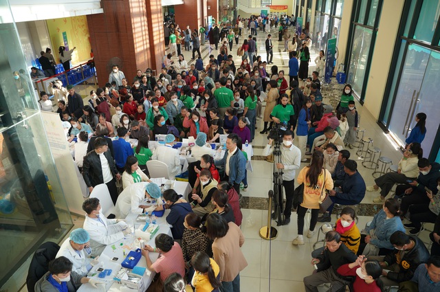 Manulife mang 1.000 suất khám bệnh miễn phí cho người dân Thanh Hóa - Ảnh 1.