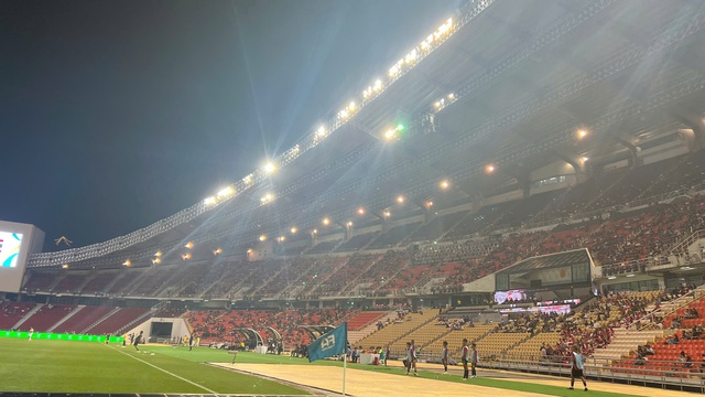 Sân Rajamangala hỏng đèn, U.23 Thái Lan phải đấu rất thiếu sáng: Chuyện gì đang xảy ra ở SEA Games vậy?- Ảnh 1. Sân Rajamangala hỏng đèn, U.23 Thái Lan phải đấu rất thiếu sáng: Chuyện gì đang xảy ra ở SEA Games vậy?- Ảnh 1.
