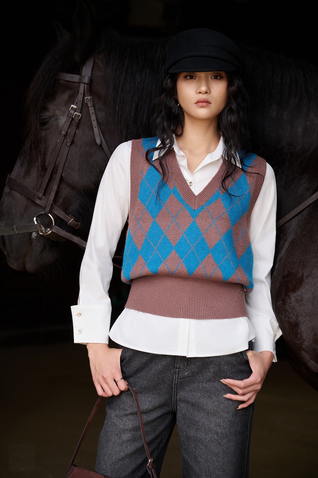 Phối đồ xếp lớp mùa đông chuẩn xu hướng, sang trọng với sơ mi trắng Phối đồ xếp lớp mùa đông chuẩn xu hướng, sang trọng với sơ mi trắng - Ảnh 7.