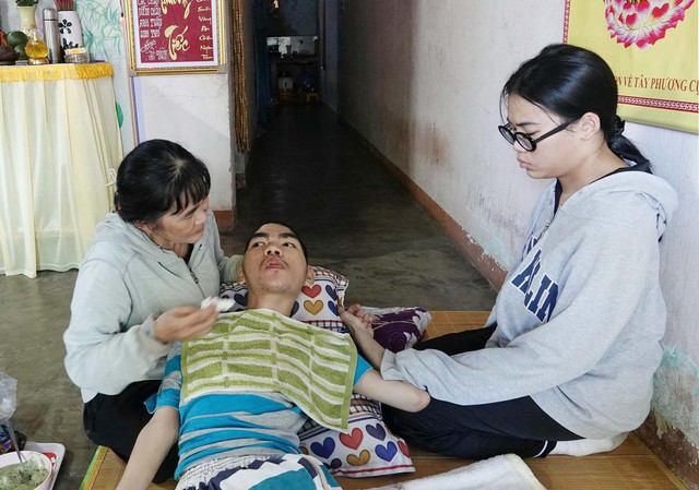 Trao hàng trăm triệu đồng bạn đọc hỗ trợ hoàn cảnh thương tâm - Ảnh 1.