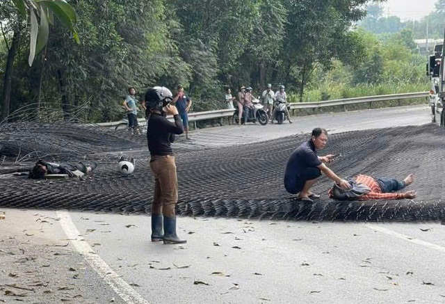 Xe đầu k&eacute;o chở lưới th&eacute;p c&ocirc;ng tr&igrave;nh rơi tr&uacute;ng người đi đường tr&ecirc;n cầu Thủ Bi&ecirc;n - Ảnh 1.