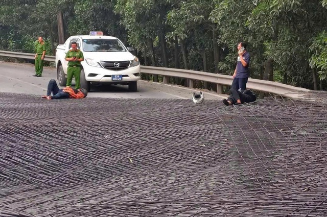 Xe đầu k&eacute;o chở lưới th&eacute;p c&ocirc;ng tr&igrave;nh rơi tr&uacute;ng người đi đường tr&ecirc;n cầu Thủ Bi&ecirc;n - Ảnh 2.