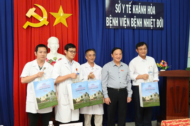 Ph&oacute; chủ tịch Quốc hội Nguyễn Khắc Định thăm trường học v&agrave; Bệnh viện tại kh&aacute;nh h&ograve;a - Ảnh 3.