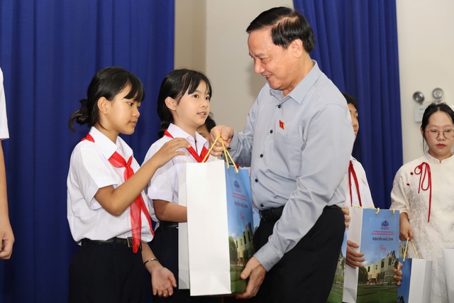 Ph&oacute; chủ tịch Quốc hội Nguyễn Khắc Định thăm trường học v&agrave; Bệnh viện tại kh&aacute;nh h&ograve;a - Ảnh 1.