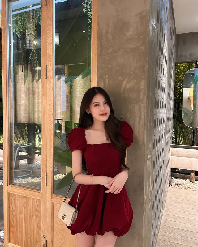 Đầm cổ vuông tay phồng nâng tầm phong thái quý cô - Ảnh 1.