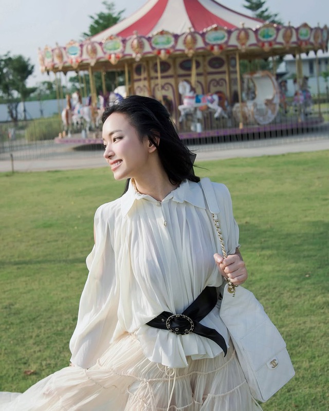 Tôn đường cong gợi cảm với chiếc thắt lưng bản to - Ảnh 1.