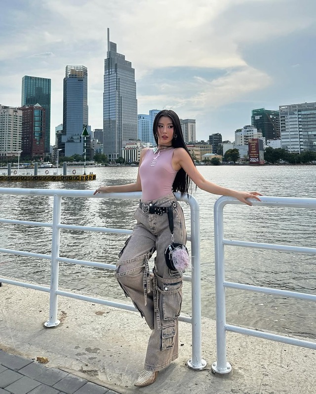 Tôn đường cong gợi cảm với chiếc thắt lưng bản to - Ảnh 5.