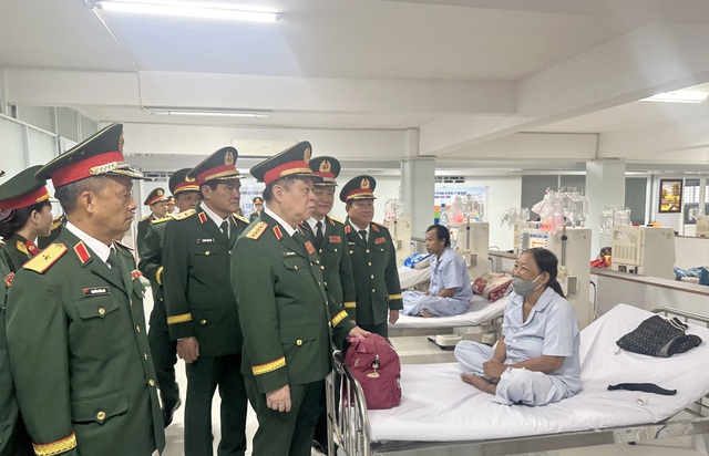 Đại tướng Nguyễn Trọng Nghĩa thăm Bệnh viện Quân y 121 và tặng quà bệnh nhân - Ảnh 1.