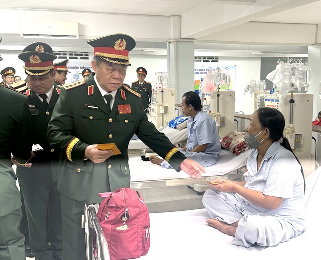 Đại tướng Nguyễn Trọng Nghĩa thăm Bệnh viện Quân y 121 và tặng quà bệnh nhân - Ảnh 3.
