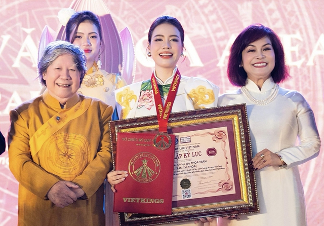 Áo dài phát sáng của nhà thiết kế Thoa Trần được trao Kỷ lục Việt Nam - Ảnh 1.