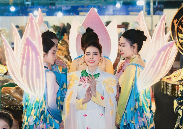 Áo dài phát sáng của nhà thiết kế Thoa Trần được trao Kỷ lục Việt Nam - Ảnh 2.