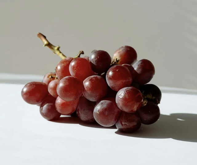 Giao thừa 2026: Nhiều người mua '12 trái nho ước nguyện' để ăn, nguồn gốc từ đâu? - Ảnh 3.