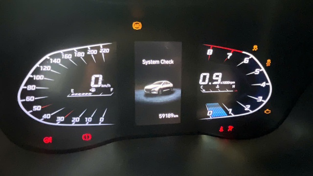 Vì sao đèn cảnh báo trên đồng hồ ô tô thường có nhiều màu sắc khác nhau? - Ảnh 1.