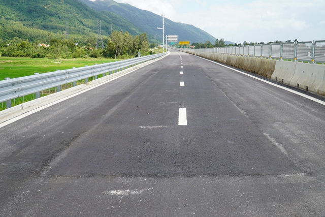 Cao tốc V&acirc;n Phong - Nha Trang: 13 km đầu tuyến chưa th&ocirc;ng xe đ&atilde; hư hỏng - Ảnh 2.
