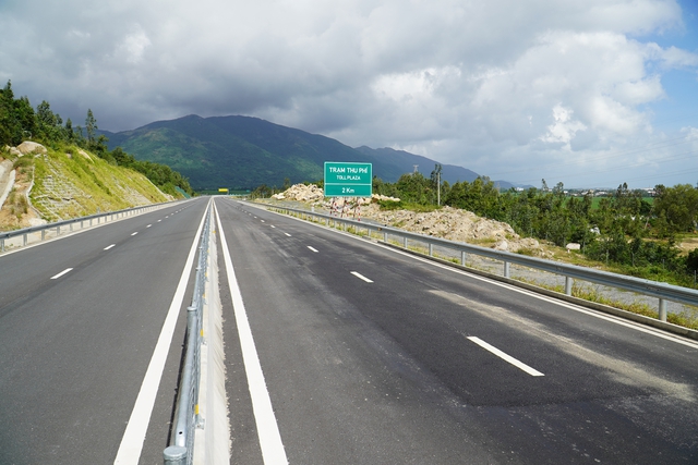 Cao tốc V&acirc;n Phong - Nha Trang: 13 km đầu tuyến chưa th&ocirc;ng xe đ&atilde; hư hỏng - Ảnh 1.