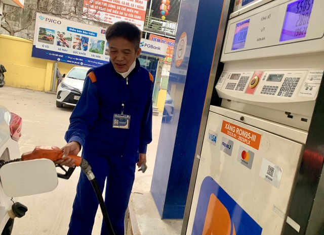 Giá xăng dầu đồng loạt giảm trước kỳ nghỉ tết Dương lịch 2026- Ảnh 1. Giá xăng dầu đồng loạt giảm trước kỳ nghỉ tết Dương lịch 2026- Ảnh 1.