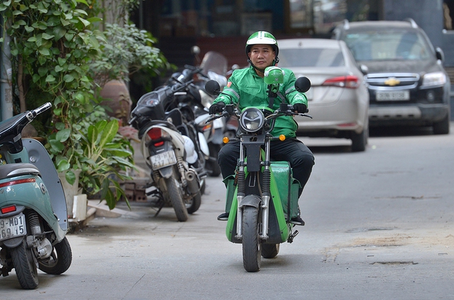 T&agrave;i xế GrabBike kể chuyện chạy xe mua nh&agrave;, g&aacute;nh cả ước mơ của con - Ảnh 2.