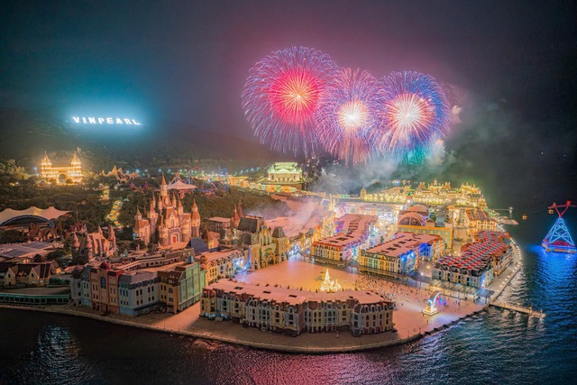 HIEUTHUHAI cùng DJ quốc tế khuấy động countdown chào năm mới tại Nha Trang - Ảnh 2. HIEUTHUHAI cùng DJ quốc tế khuấy động countdown chào năm mới tại Nha Trang - Ảnh 2.