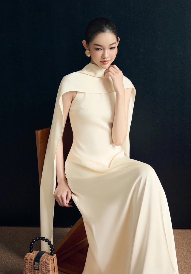 Phối váy và khăn choàng lụa voan, nhìn góc nào cũng đẹp- Ảnh 1.