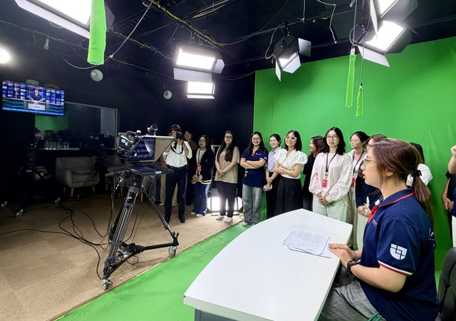 Sinh vi&ecirc;n Trường ĐH Văn Lang học thẩm định tin tức tại B&aacute;o Thanh Ni&ecirc;n - Ảnh 3.