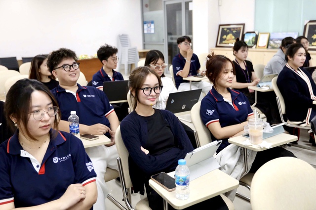 Sinh vi&ecirc;n Trường ĐH Văn Lang học thẩm định tin tức tại B&aacute;o Thanh Ni&ecirc;n - Ảnh 5.